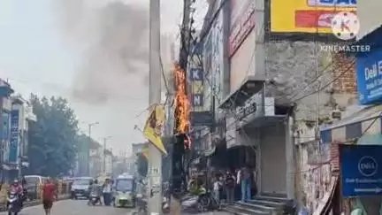 सोनीपत: सुभाष चौक पर शॉर्ट सर्किट से बिजली के खंभे के तारों में लगी भीषण आग