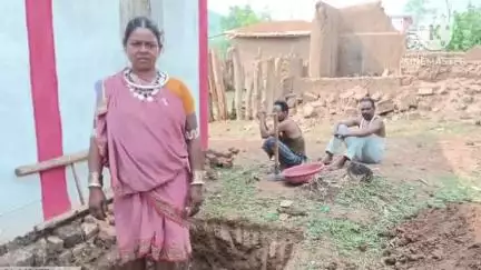 तुमड़ादाह में बैगा समुदाय की हितग्राही रामबती ने पीएम आवास के अंतर्गत अपने घर में बनाया सोखता गड्ढा
