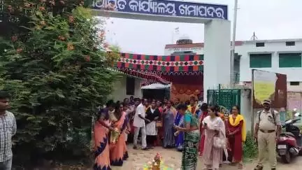 ରାୟଗଡା: ରାଜ୍ୟ ସରକାର ଙ୍କ ୧ବର୍ଷ ପୂର୍ତ୍ତି ଉପଲକ୍ଷେ ଆଜି ଖମାପଦର ପଞ୍ଚାୟତ କାର୍ଯ୍ୟଳୟ ପରିସରରେ ବିକାଶ ବାହନ କାର୍ଯ୍ୟକ୍ରମ ଅନୁଷ୍ଠିତ