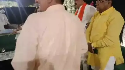 पूर्व कृषि आदरणीय मंत्री कमल पटेल जी के मार्गदर्शन में समाजसेवी मंजूषा गौतम को पगड़ी पहनाकर समाज में उत्कृष्ट के लिए सम्मानित किया।