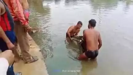 डिंडौरी: बिलासर गांव की नदी में लावारिस हालत में मिली टूटी तिजोरी गांव में चर्चाओं का बाजार गर्म वीडियो हुआ वायरल