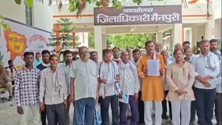 मैनपुरी: करहल तहसील के ग्रामीणों ने कलेक्ट्रेट पहुंचकर चकबंदी लेखपाल पर धांधली का लगाया आरोप, डीएम से की शिकायत#Jansamasya