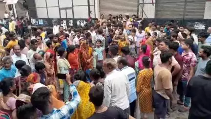 मथुरा: अमरीशटीले को जमींदोज करने वालों के खिलाफ कार्रवाई न होने पर लोगों ने किया रोड जाम