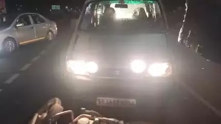 சேடப்பட்டி அருகே செம்பட்டி- வத்தலகுண்டு நெடுஞ்சாலையில் கார்-மோட்டார் சைக்கிள் மோதி விபத்து கணவன் மனைவி படுகாயம்