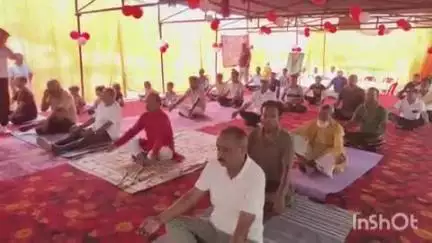 बलरामपुर: योग सप्ताह के अंतर्गत तुलसी पार्क में योगाचार्य अजय मिश्रा द्वारा कराया गया योगाभ्यास