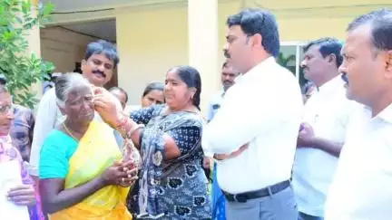 చిన్నగంజాం మండలంలో పి4 ద్వారా ఎంపికైన 13 కుటుంబాలకు 10లక్షల 95 వేల రూపాయలను అందించిన కలెక్టర్ వెంకట మురళి