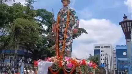 আলিপুরদুয়ার ১: আলিপুরদুয়ার প্যারেড গ্রাউন্ড মাঠে শহীদ বিপুল রায়ের প্রতিকৃতিতে মাল্যদান করলেন প্রশাসনিক কর্তারা