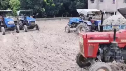 জলঙ্গি: আশ্রমপাড়ায় অবৈধ ভাবে মাটি কেটে পুকুর ভরাটের কাজ,পুলিশের অভিযানে মাটি ভর্তি ছটি ট্রাক্টর সহ ৩ জনকে গ্রেফতার করে পুলিশ