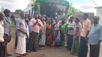 ఆత్మకూరు: ఆత్మకూరు : పదేళ్ల తర్వాత పడమటి ఖమ్మంపాడుకు బస్సు రావడంతో ఆనందం వ్యక్తం చేస్తున్న స్థానికులు