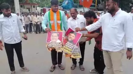ತುಮಕೂರು: ಆರ್ ಸಿ ಬಿ ಸಂಭ್ರಮಾಚರಣೆ ವೇಳೆ 11 ಜನರ ಸಾವು ಖಂಡಿಸಿ ಸಿಎಂ - ಡಿಸಿಎಂ ಭಾವಚಿತ್ರಗಳ ದಹಿಸಿ ನಗರದಲ್ಲಿ ಬಿಜೆಪಿಯಿಂದ ಪ್ರತಿಭಟನೆ