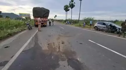 நத்தம்: மெய்யம்பட்டி அருகே தேங்காய் லோடு ஏற்றி வந்த லாரி மீது மோதிய சொகுசு கார்