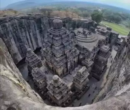 एक ही चट्टान कोकाकर बना मंदिर

मध्यप्रदेश के मंदसौर जिले के गरोठ में एक प्राचीन और विशालकाय धर्मराजेश्वर मंदिर है। इस शिव मंदिर की खासियत यह है कि यह मंदिर जमीन के अंदर एक ही चट्टान को काटकर बनाया गया है। धर्मराजेश्वर मंदिर भले ही जमीन के