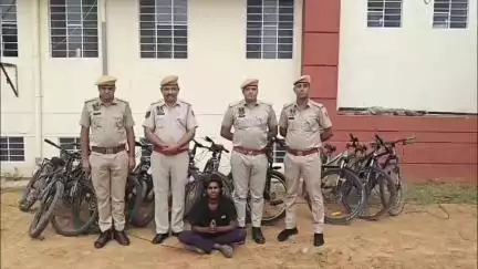जयपुर: जयपुर की करधनी थाना पुलिस ने महंगी साइकिलें चुराने वाले गिरोह के एक शातिर बदमाश को गिरफ्तार कर 13 साइकिलें बरामद की
