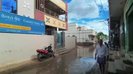 ఆత్మకూరు: అనంతసాగరంలోని బీసీ కాలనీలో రోడ్డుపై వర్షపు నీటితో తీవ్ర ఇబ్బందులు పడుతున్న విద్యార్థులు, ప్రజలు #localissue