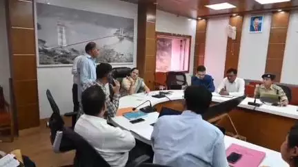 टिहरी: जिलाधिकारी निकिता खंडेलवाल ने कलेक्ट्रेट में जनता की समस्याएं सुनीं, अधिकारियों को समय से निस्तारण के दिए निर्देश