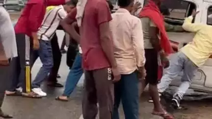 सहसवान: मुजरिया थाना क्षेत्र में बारात लेकर जा रही इको कार पलटी, कई लोग हुए घायल