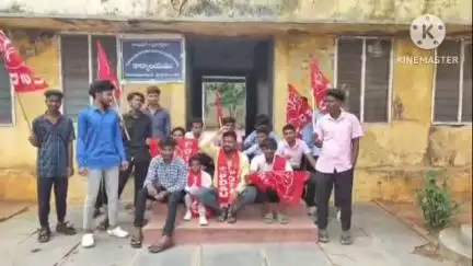 హిందూపురం ప్రభుత్వ వసతి గృహాల్లో నెలకొన్న సమస్యలను పరిష్కరించాలని ఎస్సీ,బి సి,ASW కార్యాలయం ముందు PDSU ధర్నా
