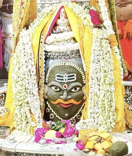 2 क्विंटल मोगरे से किया गया बाबा महाकाल का श्रृंगार, पूरे मंदिर परिसर में महकी खुशबू