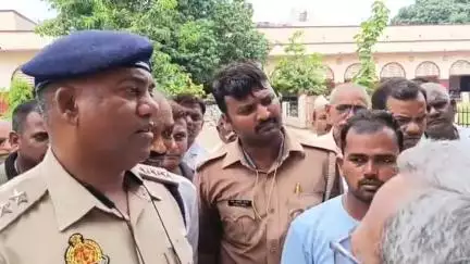 देेेवरिया: भूमि विवाद से परेशान युवक ने देवरिया कलेक्ट्रेट परिसर में आत्मदाह का किया प्रयास, पुलिस ने बचाई जान