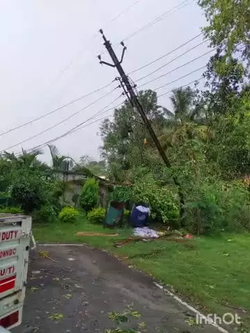 बैकुंठपुर: बैकुंठपुर शहर सहित कई गांव में तेज आंधी-तूफान और बारिश से बिजली के तार व खंभे टूटे, विभाग मरम्मत कार्य में जुटा