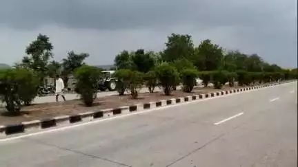 चित्तौड़गढ़: बस्सी चौराहे के समीप कार का टायर फटने से अनियंत्रित होकर पलटी, चार लोग गंभीर रूप से घायल