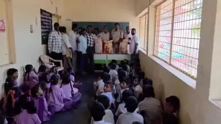 రాయదుర్గం: విద్యాభివృద్ధికి ప్రభుత్వాలు అందించే పథకాలు సద్వినియోగం చేసుకోవాలని పులకుంటలో విద్యార్థులకు సూచించిన రూరల్ సీఐ వెంకటరమణ