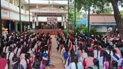 కాకినాడలోని  జగన్నాధపురం కాలేజీ విద్యార్థులకు ట్రాఫిక్ రూల్స్ పై అవగాహన కల్పించిన ట్రాఫిక్ పోలీసులు