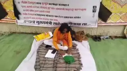 मयत सरपंच संतोष देशमुख न्यायासाठी जिल्हाधिकारी कार्यालयासमोर आमरण उपोषण सुरू