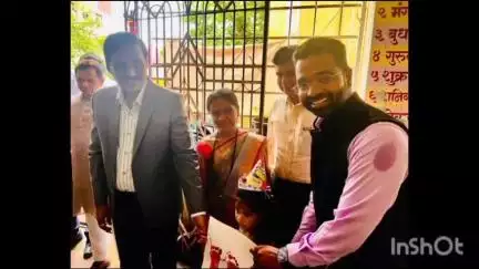 भिवंडी: सोनाळे येथे जिल्हापरिषदेच्या शाळेत जिल्हाधिकारी व मुख्य कार्यकारी अधिकारी यांनी चिमुकल्यांचे केले अनोख्या पद्धतीनस्वागत