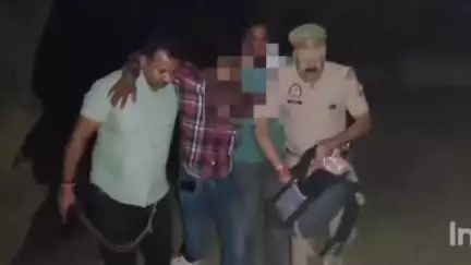 मुहम्मदाबाद: मोहम्मदाबाद कोतवाली क्षेत्र के हाटा रेलवे क्रॉसिंग के पास चोरों और पुलिस के बीच हुई मुठभेड़, एक चोर के पैर में लगी गोली