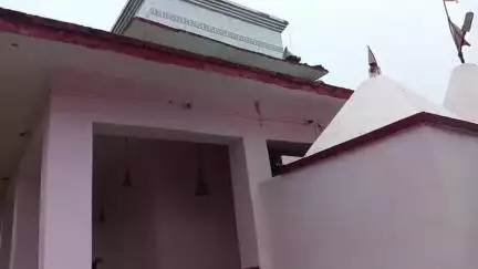 लंभुआ: रूदौली गांव में कालिकन धाम में भक्तों की लगी भीड़, मन्नत पूरी होने पर चढ़ाई जाती है कढ़ाई व पकवान