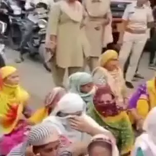 વઢવાણ: વઢવાણ પાણી અને પ્રાથમિક સુવિધામાં બે સ્થાનિક લોકોએ કર્યો ચક્કાજામ 
#Jansamasya