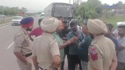 ਰੂਪਨਗਰ: ਕੁੱਲੂ ਮਨਾਲੀ ਤੋਂ ਦਿੱਲੀ ਜਾ ਰਹੀ ਬੱਸ ਪਿੰਡ ਕਲਿਆਣਪੁਰ 'ਚ ਹੋਈ ਖਰਾਬ, ਸਵਾਰੀਆਂ ਨੇ ਡਰਾਈਵਰ 'ਤੇ ਲਗਾਏ ਖੱਜਲ-ਖੁਆਰ ਅਤੇ ਧਮਕੀਆਂ ਦੇਣ ਦੇ ਆਰੋਪ