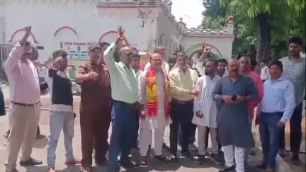 बरेली: बजरंग दल को आतंकवादी संगठन कहने पर भड़के हिंदू संगठनों ने विश्व हिंदू परिषद के माध्यम से SSP को सौंपा ज्ञापन