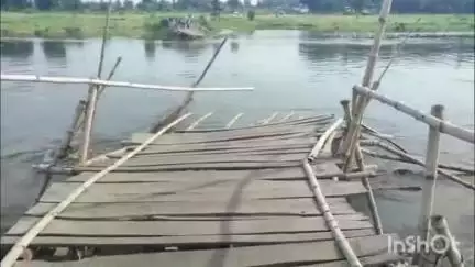শালতোড়া: ঈশ্বরডার দামোদর নদীর উপর অস্থায়ী বাঁশের সাঁকো (সেতু) জলের তোড়ে ভেসে গেল, ফলে বিচ্ছিন্ন যোগাযোগ ব্যবস্থা
