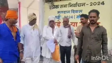 रायसेन: घुमक्कड़ जाति के लोग राशन न मिलने की शिकायत लेकर कलेक्ट्रेट पहुंचे