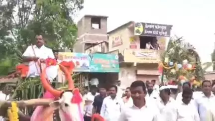 मंगळवेढा: आंधळगाव येथे आमदार समाधान आवताडे यांनी स्वतः बैलगाडी चालवत केले विद्यार्थ्यांचे स्वागत