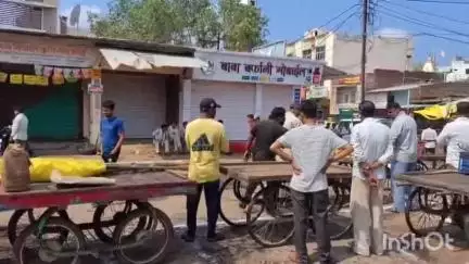 गुना नगर: हाट रोड पर प्रशासन का हथौड़ा चला, दुकानों के आगे का अतिक्रमण तोड़ा, सड़क घेर कर खड़े ठेलों को मंडी में किया शिफ्ट