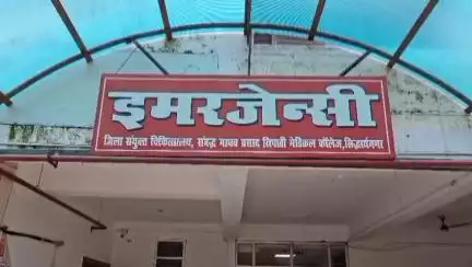 नौगढ़: सदर थाना क्षेत्र के खजुरिया में पुरानी रंजिश के चलते युवक को कमरे में बंद कर दबंगों ने पीटा