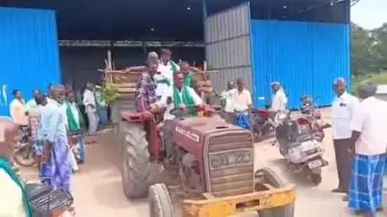 குடியாத்தம்: பரதராமி குடியாத்தம் சித்தூர் செல்லும் சாலையில் மாங்காய் களை கொட்டி நூற்றுக்கும் மேற்பட்ட விவசாயிகள் ஆர்ப்பாட்டம் தர்ணா