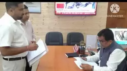 पिथौरागढ़: ग्राम खितौली के ग्रामीणों ने जिला कार्यालय में जिलाधिकारी से मुलाकात कर क्षेत्र की समस्या के समाधान के लिए सौंपा ज्ञापन