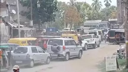 मधुबनी: राम चौक पर लगा भीषण ट्रैफिक जाम,दो राहगीर हुए बेहोश #jansamsya