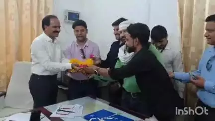 गुना नगर: गुना शहर में बिजली कटौती के चलते जागरूक ग्रुप ने गांधीवादी तरीके से जताया विरोध, महाप्रबंधक को फूल देकर अपनी मांग रखी