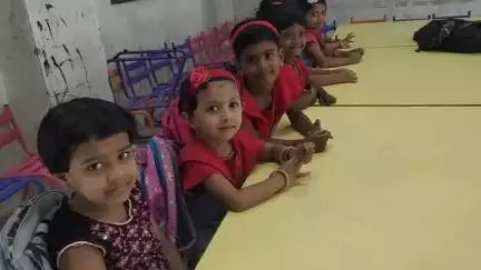 सातारा: विविध शाळांमध्ये शिक्षकांकडून विद्यार्थ्यांचे स्वागत, पहिल्याच दिवशी विद्यार्थ्यांना मिळाले पुस्तके