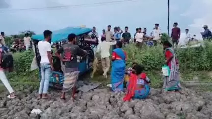 সন্দেশখালি ১: শিরিষতলার কাছে নিয়ন্ত্রণ হারিয়ে নয়নজুলিতে পড়ল টোটো, আহত 4 যাত্রী