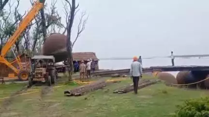 पूरनपुर: धनाराघाट शारदा नदी का जलस्तर बढ़ने से पेंटून पुल हटाने का कार्य तेजी से चल रहा है