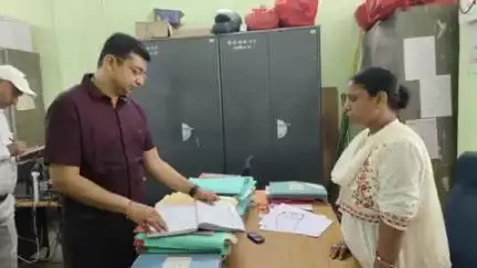 बिहार: जिला पदाधिकारी कुंदन कुमार ने कई कार्यालयों का औचक निरीक्षण किया, कर्मचारियों को दिए दिशा-निर्देश