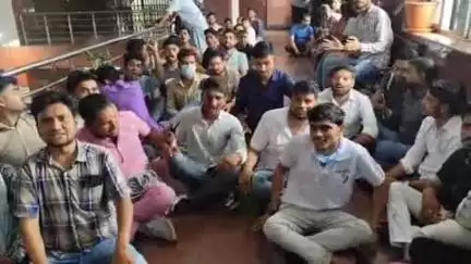 लाडपुरा: मेडिकल कॉलेज अस्पताल में संविदा कर्मचारियों ने वेतन विसंगतियों को लेकर किया कार्य बहिष्कार और प्रदर्शन