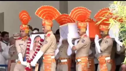 વેજલપુર: CM રૂપાણીના પાર્થિવદેહને પરિવારને સોંપાયો, પુત્ર ઋષભ, પુત્રી રાધિકા અને અંજલિબેન ભાંગી પડ્યા