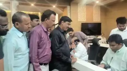 జర్నలిస్టుల పిల్లలకు ఫీజు రాయితీ కల్పించాలని కలెక్టర్‌కు వినతి ఇచ్చిన APUWJF ప్రతినిధులు